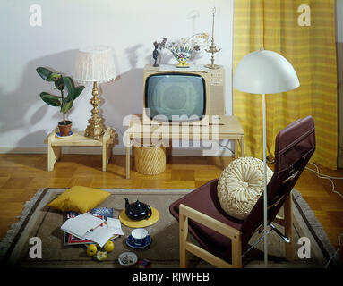 La televisione negli anni sessanta. Interno da una camera con un tipico degli anni sessanta televisione su uno speciale tv mobile. CV7-3 Svezia 1963 Foto Stock