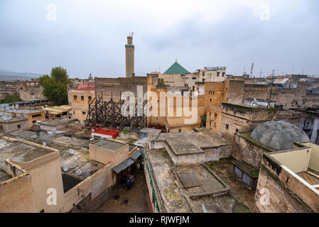 Vista della Università di Al Quaraouiyine o Al-Karaouine moschea - la più antica università conosciuta in tutto il mondo, situato nella medina. Fes, Marocco Foto Stock