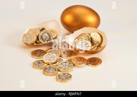 Golden Nest uovo con luccicanti monete cancelletto Foto Stock