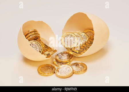 Uovo di nido con luccicanti monete cancelletto Foto Stock