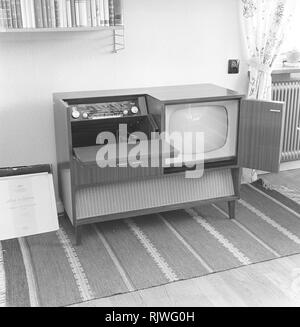 La televisione negli anni cinquanta. Lo stato dell'arte combinata tv set, il grammofono e radio. La gramophone ha la funzione aggiuntiva di poter giocare a più record. RIF BV19-6 Svezia 1957 Foto Stock