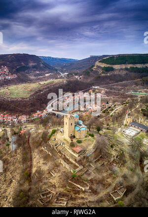 Drone top vista sulla Cattedrale Patriarcale della Santa ascensione di Dio nella roccaforte medievale di Tsarevets,Veliko Tarnovo. La Bulgaria Foto Stock