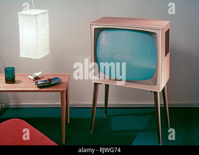 La televisione negli anni cinquanta. Un Grundig televisore che era disponibile per i clienti 1957. Un tipico degli anni cinquanta design con una custodia in legno in piedi sulle gambe sottili. RIF BV20-3 Foto Stock