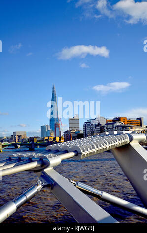 Londra, Inghilterra, Regno Unito. Il coccio (Renzo Piano; 2012) e il fiume Tamigi visto dal Millennium Bridge Foto Stock