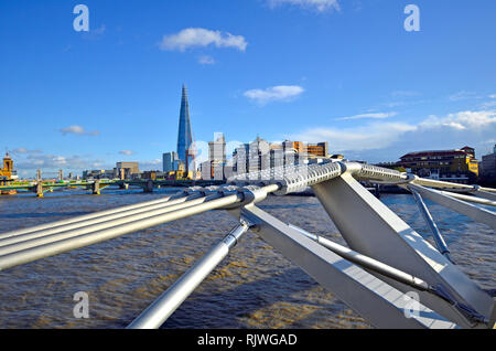 Londra, Inghilterra, Regno Unito. Il coccio (Renzo Piano; 2012) e il fiume Tamigi visto dal Millennium Bridge Foto Stock