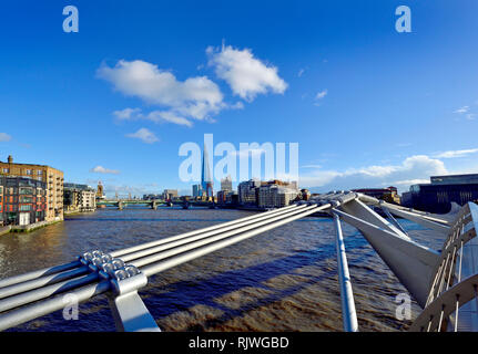 Londra, Inghilterra, Regno Unito. Il coccio (Renzo Piano; 2012) e il fiume Tamigi visto dal Millennium Bridge Foto Stock