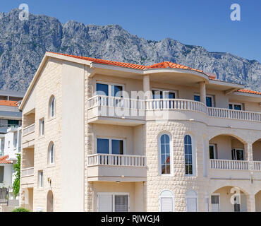 Bella villa sullo sfondo delle montagne in una giornata di sole. Foto Stock