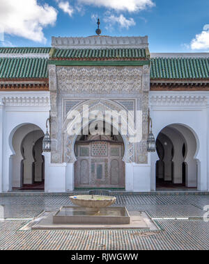 Cortile interno ed interno della Università di Al Quaraouiyine o Al-Karaouine moschea - la più antica università conosciuta in tutto il mondo, in Fes, Marocco Foto Stock