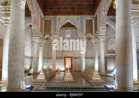 Camera con dodici colonne in Tombe Saadiane. Queste tombe sono sepolcri di Saadi membri della dinastia di Marrakech , Marocco Foto Stock