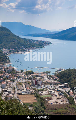 Vista aerea della Baia di Kotor e marina Herceg Novi. MONTENEGRO Foto Stock
