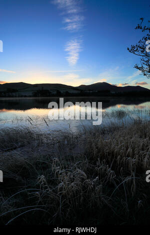 Frosty sunrise al di sopra di acqua, Ulldale, Parco Nazionale del Distretto dei Laghi, Cumbria, England, Regno Unito Foto Stock