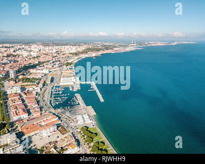 Vista aerea della città di Setubal con marina dall Oceano Atlantico, Portogallo Foto Stock