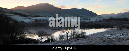 Frosty sunrise al di sopra di acqua, Ulldale, Parco Nazionale del Distretto dei Laghi, Cumbria, England, Regno Unito Foto Stock