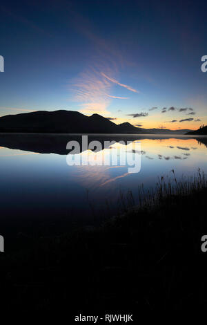 Tramonto sul lago di Bassenthwaite, Keswick Town, Parco Nazionale del Distretto dei Laghi, Cumbria, England, Regno Unito Foto Stock