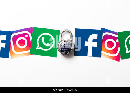 LONDON, Regno Unito - 8 febbraio 2019: Facebook, Instagram e Whatsapp logo stampato su carta. Foto Stock