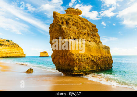 Mare di pietra arenaria stack nella luce solare, Praia da Marinha, Algarve, Portogallo, Europa Foto Stock