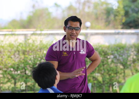 Internazionalmente rinomato Thai ex campionessa di tennis Paradorn SRICHAPHAN allenatori giovani studenti di una scuola internazionale di Hua Hin. Foto Stock