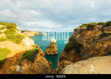 Vista ad alto livello di scogliere e mare pile, Praia da Marinha, Algarve, Portogallo, Europa Foto Stock