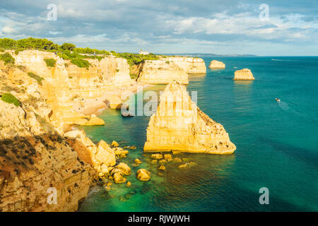 Vista ad alto livello della costa frastagliata, Praia da Marinha, Algarve. Il Portogallo, Europa Foto Stock