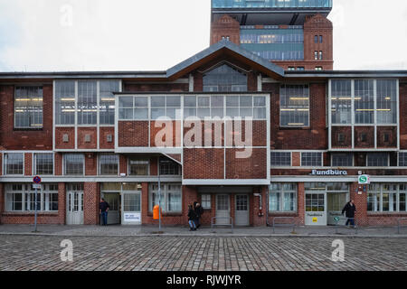 Berlino,Friedrichshain. Lpp Oggetti Smarriti in acciaio ex-frame vagone treno hall & manutenzione capannone di Warschauer Strasse della U-Bahn railway Foto Stock