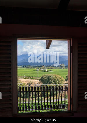 La vista dei vigneti del vino Marlborough regione dalla torre a Highfield cantina immobiliare, Brookby Road, Blenheim, Marlborough. Nuova Zelanda Foto Stock