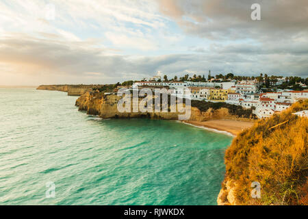 Ondeggiano mare dal villaggio di Carvoeiro, Algarve, Portogallo, Europa Foto Stock