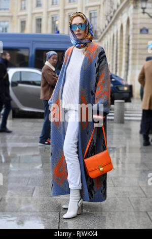 Elina Halimi a a street style® Alexis Mabille - Settimana della moda di Parigi - Haute Couture Primavera Estate 2019/2020 - Paris - Place Vendôme Foto Stock