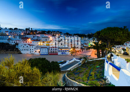 Vista ad alto livello della città costiera al crepuscolo, Carvoeiro, Algarve, Portogallo, Europa Foto Stock