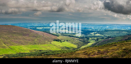 Vista Panoramica verso nord attraverso il Golden Vale di Tipperary verso Slievenamon da Knockmeal, Knockmealdown montagne, nella contea di Waterford, Irlanda Foto Stock