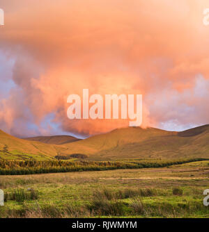 Vista verso la montagna Galty (Montagne Galtee) al tramonto dalla Glen of Aherlow, nella contea di Tipperary, Irlanda Foto Stock