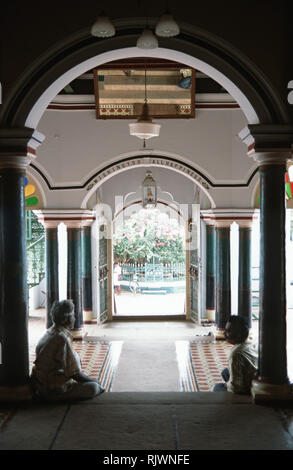 L'ingresso anteriore del Raja di Chettinad's Mansion, aperto per la visualizzazione pubblica, nel Tamil Nadu. Una volta casa dell'Chettiars, alcuni indiana di wealthie Foto Stock