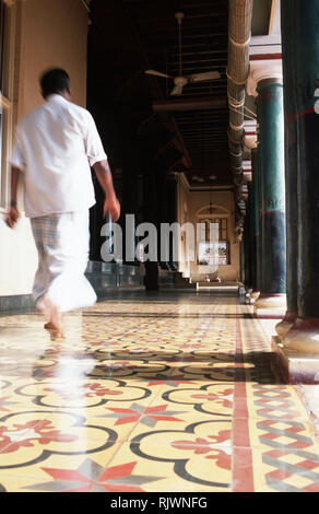 Passeggiate attraverso la sala del Raja di Chettinad's Mansion, aperto per la visualizzazione pubblica, nel Tamil Nadu. Una volta casa dell'Chettiars, alcuni indiana di noi Foto Stock