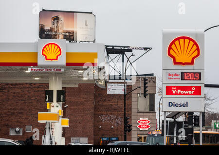 MONTREAL, Canada - 9 Novembre 2018: Shell logo nella parte anteriore di una delle loro stazioni di gas in Canada. La Shell è una British olandese di produzione di petrolio e sal Foto Stock