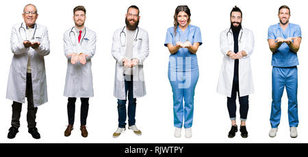 Collage di gruppo di medici e chirurghi e persone di colore bianco su sfondo isolato sorridente con le palme delle mani insieme la ricezione o dare gesto. Tenere premuto e Foto Stock