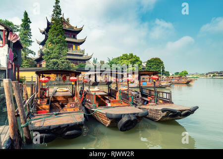 Cina tradizionali barche turistiche sui canali di Zhujiajiao Shanghai città d'acqua a Shanghai in Cina Foto Stock