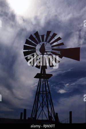 American Ranches - Vecchio mulino a vento su un americano ranch di bestiame ca. 1999-2001 Foto Stock