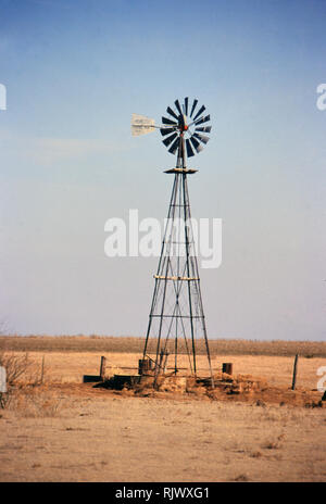 American Ranches - Vecchio mulino a vento su un americano ranch di bestiame ca. 1999-2001 Foto Stock