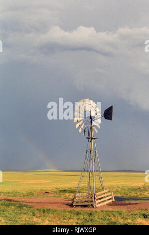 American Ranches - Vecchio mulino a vento su un americano ranch di bestiame ca. 1999-2001 Foto Stock