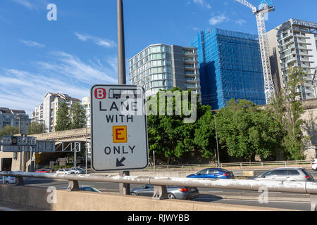 Segno per la corsia di circolazione degli autobus e e gli utenti di tag su strada approccio per il Ponte del Porto di Sydney, Nuovo Galles del Sud, Australia Foto Stock