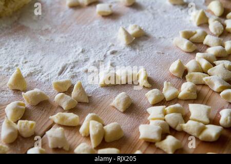 La preparazione di 'halusky' o 'kluski' su un tagliere - una varietà tradizionale di spessi, morbidi tagliatelle o gnocchi di patate cotte in Europa centrale Foto Stock