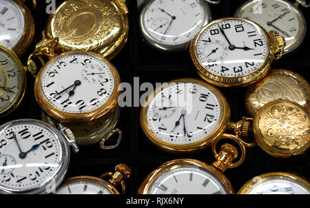 Vintage orologi da tasca in vendita presso un negozio di antiquariato Foto Stock