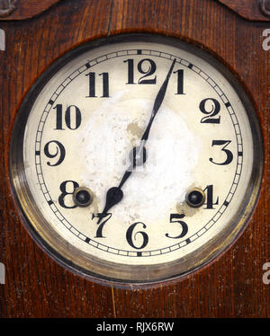 La faccia di un antico orologio per la vendita in un negozio di antiquariato Foto Stock