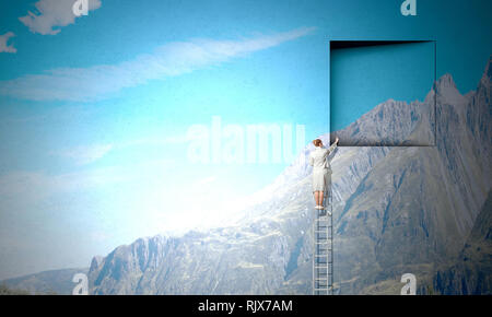 Imprenditrice permanente sulla scaletta e salendo fino alla finestra. I supporti misti Foto Stock