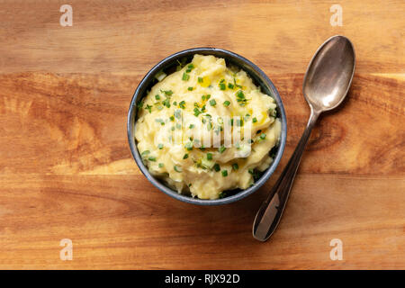 Pomme purea, una foto aerea di una tazza di purea di patate con erbe aromatiche, ripresa dall'alto su un sfondo rustico con spazio di copia Foto Stock