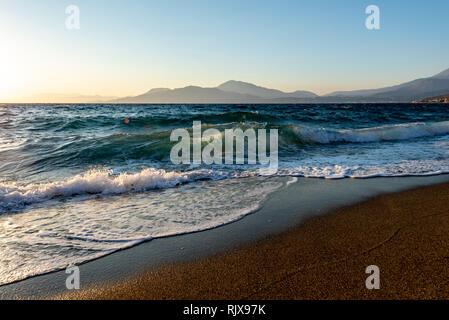 Sole splende attraverso acqua trasparente sulla costa sud di Creta Foto Stock