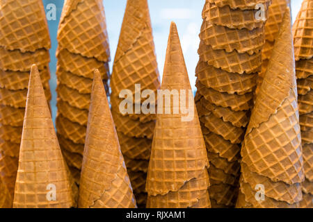 Giallo vuota waffle coni gelato impilate una sull'altra, isolato Foto Stock