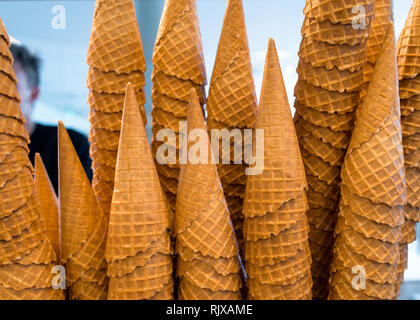 Giallo vuota waffle coni gelato impilate una sull'altra, isolato Foto Stock