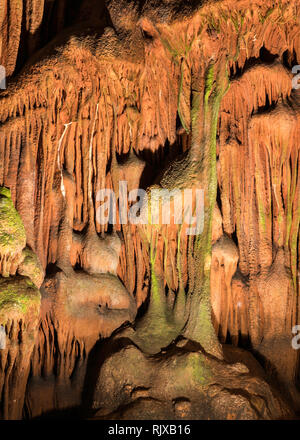 Bella grotta di formazioni con stalagmiti e stalattiti di profondità sotto terra Foto Stock