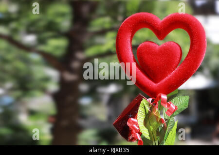 Tessuto di Souvenir del regalo a forma di cuore in camicia rossa a due strati per dimostrare l amore e felice. Foto Stock