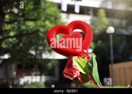 Tessuto di Souvenir del regalo a forma di cuore in camicia rossa a due strati per dimostrare l amore e felice. Foto Stock